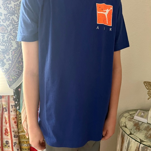 𝐍𝐢𝐤𝐞 𝐉𝐨𝐫𝐝𝐚𝐧 𝐓-𝐒𝐡𝐢𝐫𝐭 - Picture 2 of 5